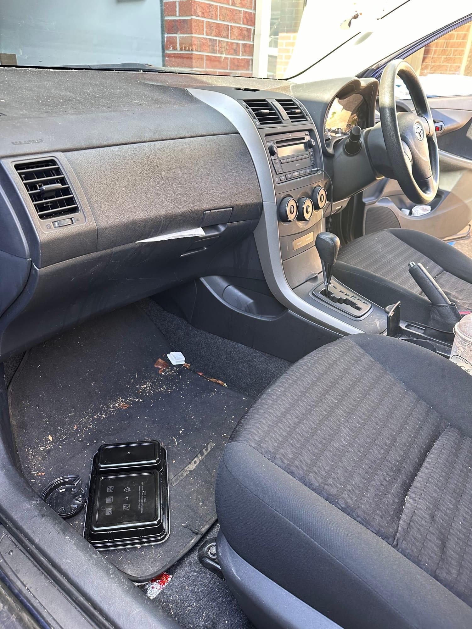 Toyota Corolla Sedan — dashboard, console and passenger floor, before detailing