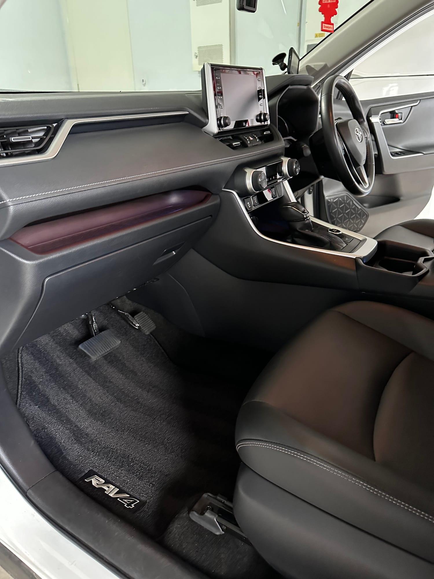 Toyota RAV4 — dashboard, console and front floor mats, after detailing